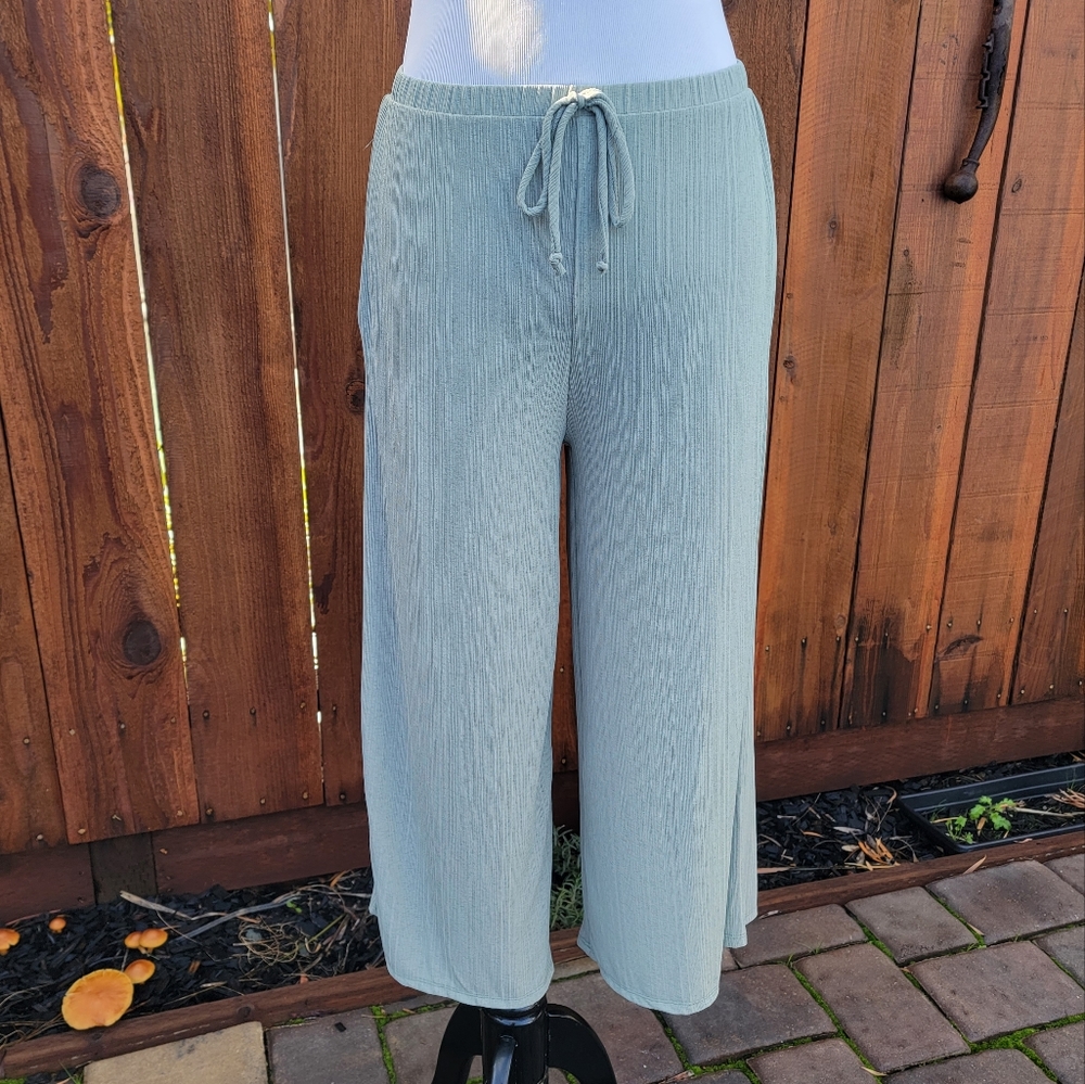 Last Chance! New MD Perfect Peach Wide Leg Capri/Crop Pants